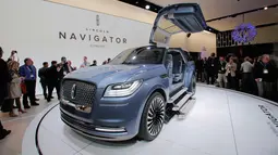Pengunjung melihat mobil konsep Lincoln Navigator saat New York International Auto Show 2016 di Manhattan, New York (23/3). Mobil konsep ini hadir dengan tiga buah anak tangga pada masing-masing pintu masuk kiri dan kanan. (REUTERS/Eduardo Munoz)