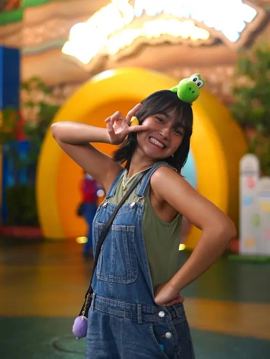 Bisa jadi ide gaya jalan-jalan kamu nih. Padukan tank top dengan denim jumper seperti looks Freya satu ini. [@jkt48.freya]