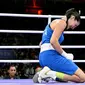 Petinju wanita Italia, Angela Carini, menangis dalam pertarungan tinju kelas 66 kg Olimpiade melawan petinju Aljazair, Imane Khelif, di North Paris Arena, Villepinte, Kamis (1/8/2024). (AFP/Mohad Rasfan)