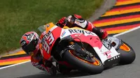 Pebalap Honda, Marc Marquez, melaju di Tikungan 11 Sachsenring yang sering dijuluki Waterfall. (Red Bull)