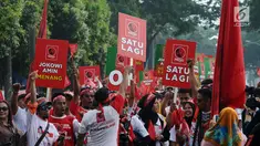 Pendukung calon presiden nomor urut 01 Joko Widodo tiba di Sentul International Convention Center, Bogor, Jawa Barat, Minggu (24/2). Jokowi akan berpidato dalam Konvensi Rakyat bertajuk 'Optimis Indonesia Maju'. (Liputan6.com/Herman Zakharia)