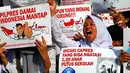 Mereka datang membawa sejumlah pesan dengan tinta merah yang ditulis di sebuah kertas putih (Liputan6.com/Miftahul Hayat)