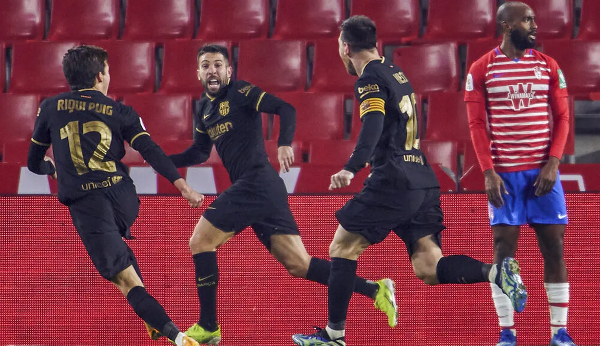 Pemain Barcelona Jordi Alba merayakan golnya ke gawang Granada pada pertandingan perempat final Copa del Rey di Stadion Los Carmenes, Granada, Spanyol, Rabu (3/2/2021). Barcelona sukses kalahkan Granada 5-3 dan mendapatkan tiket semifinal Copa del Rey. (AP Photo)