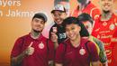 Pemain Persija Jakarta Shayne Pattynama dan Hafız Rizkianur berpose dengan Jakmania dalam acara meet and greet di Kantor Pusat Bank Jakarta pada Rabu (18/2/2025). (Bola.com/Nur Iman Ali)