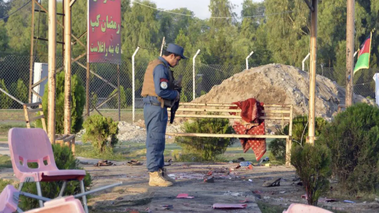 Polisi memeriksa lokasi ledakan di lapangan kriket Provinsi Nangarhar, Afghanistan timur. (AP)
