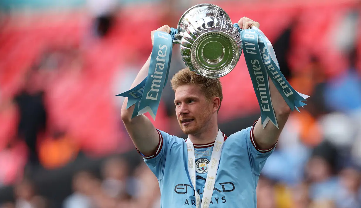 Pada musim 2023/2024 ini Kevin De Bruyne tengah menjalani musim ke-9 bersama Manchester City sejak didatangkan pada awal musim 2015/2016 dari VfL Wolfsburg dengan nilai transfer 76 juta euro. Hingga kini ia telah tampil dalam 240 laga bersama The Citizens di Premier League dengan torehan 64 gol dan 105 assist. Bersama Timnas Belgia ia telah mengoleksi 99 caps dengan torehan 26 gol dan 49 assist sejak melakukan debut pada 11 Agustus 2010. (AFP/Adrian Dennis)