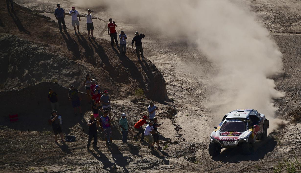 Antusias penonton saat menyaksikan pebalap Peugeot, Sebastien Loeb dan asistennya Daniel Elena melintasi areal gersang pada etape ke-10 antara Rally Dakar 2017 antara Chilecito dan San Juan di Argentina (12/1/2017). (AFP/Franck Fife)