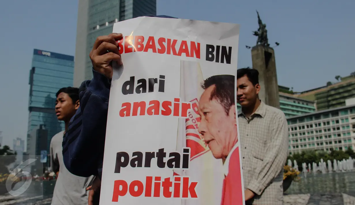 Aktivis dari Pemuda Untuk Keadilan dan Persatuan Indonesia (PKPI) poster yang berisikan penolakan pencalonan Sutiyoso jadi kepala BIN saat menggelar aksi damai di Bundaran HI, Jakarta, Minggu (28/6/2015). (Liputan6.com/Faizal Fanani)
