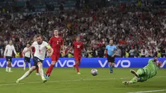 Mengamuk pada babak tambahan, Harry Kane menjadi penentu kemenangan Timnas Inggris meski penaltinya sempat ditepis kiper Timnas Denmark, Kasper Schmeichel. Skor 2-1 memastikan The Three Lions lolos untuk kali pertama ke final Piala Eropa. (Foto: AP/Pool/Laurence Griffiths)