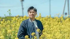 Jang Hansol merupakan seorang pria pemilik channel YouTube 'Korea Reomit'. Selain konten-kontennya yang menarik, penampilannya kerap mencuri perhatian. Apalagi saat berlibur, ia sering berpenampilan simpel tapi tak menghilangkan pesona kerennya. (Liputan6.com/IG/@hansoljang110)