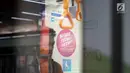 Poster Berani Peduli Hebat ditempel di gerbong kereta MRT Jakarta, Selasa (27/8/2019). KPK dengan PT MRT Jakarta bekerjasama mengkampanyekan antikorupsi dengan memasang poster di gerbong kereta. (Liputan6.com/Immanuel Antonius)