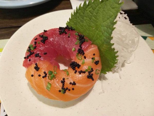 Salmon & tuna row sushi donut/ Foto: copyright vemale.com/Anisha Saktian Putri