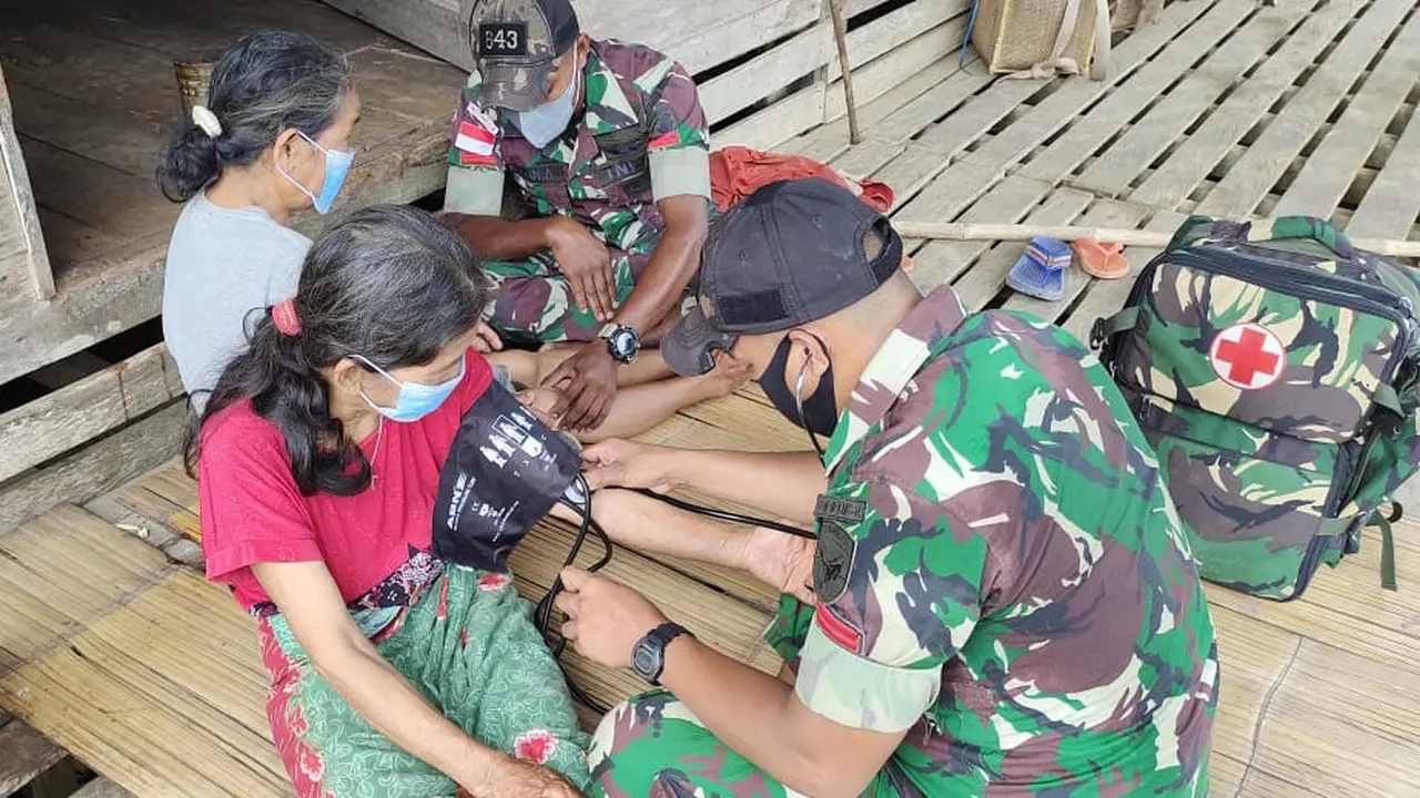 Nakes TNI memeriksa kesehatan warga di pedalaman Kalbar. (Foto: Liputan6.com/Aceng Mukaram)