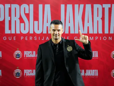 Pelatih baru Persija Jakarta, Carlos Pena berpose saat konferensi pers yang berlangsung di Nirwana Park, Bojongsari, Sawangan, Sabtu (29/06/2024). (Bola.com/Bagaskara Lazuardi)