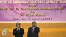 Menko Kemaritiman yang baru Rizal Ramli (kiri) dan Indroyono Soesilo usai sertijab menteri di gedung BPPT, Jakarta, Kamis (13/8/15). Kemenko Maritiman menggelar serah terima jabatan dari Indroyono Soesilo kepada Rizal Ramli. (Liputan6.com/Herman Zakharia)