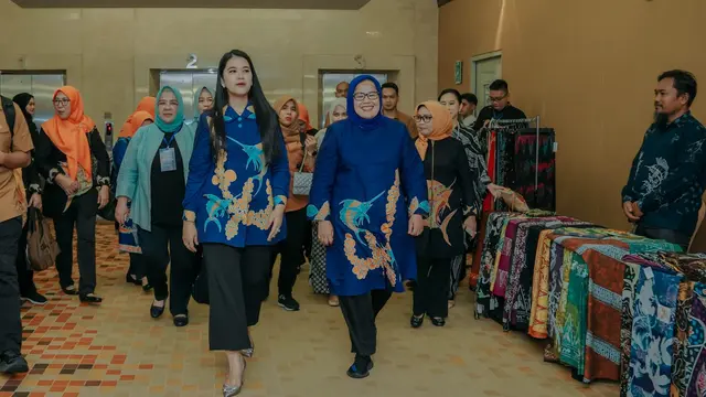 Kahiyang Ayu Hadiri Ladies Program, Kunjungi Stand UMKM Dekranasda