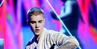 Justin Bieber memang terkenal selalu bikin sensasi dan membuat publik geger dengan tingkah lakunya. Tak hanya unggah foto bugil, kini dirinya terlibat perkelahian dengan sosok pria berbadan kekar. (AFP/Bintang.com)