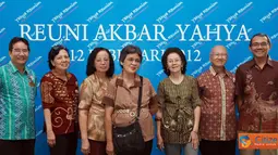 Citizen6, Bandung: Guru dan mantan guru SMAK Yahya Bandung berpose bersama dalam acara reuni akbar. (Pengirim: Rka)