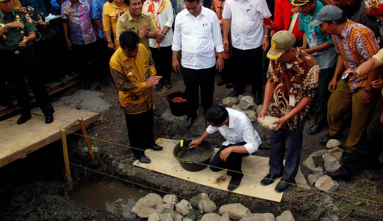 Presiden Jokowi meletakkan batu pertama pembangunan saluran irigasi di Kabupaten Pinrang, Sulsel, Rabu (5/11/2014). Didampingi Menteri Pertanian Amran Suleman, Gubernur Sulsel Syahrul Yasin Limpo, Bupati Pinrang Aslam Patonangi. (Rumgapres/Agus Suparto)
