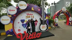 Pengunjung berfoto di booth Vidio Fair 2.0 yang digelar di Mall Gandaria City, Jakarta, Sabtu (3/11). Acara Vidio Fair 2.0 diramaikan dengan berbagai macam kegiatan yang dapat dinikmati oleh pengunjung yang hadir. (Liputan6.com/Herman Zakharia)