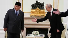 Presiden Republik Indonesia, Prabowo Subianto (kiri) saat disambut Presiden Rusia Vladimir Putin sesaat sebelum pertemuan mereka di Istana Senat Kremlin, Moskow pada Rabu 10 Desember 2025. Dari Pakistan, Presiden Prabowo Subianto melanjutkan kunjungan kerja ke Rusia. (Alexander Zemlianichenko/POOL/AFP)