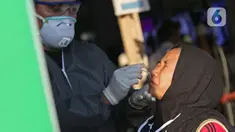 Petugas medis melakukan tes swab kepada pengguna KRL Commuter Line dengan metode polymerase chain reaction (PCR) di Stasiun Bekasi, Selasa, (5/5/2020). Pemkot Bekasi melakukan tes swab secara massal setelah tiga penumpang KRL dari Bogor terdeteksi terpapar virus corona (Liputan6.com/Herman Zakharia)