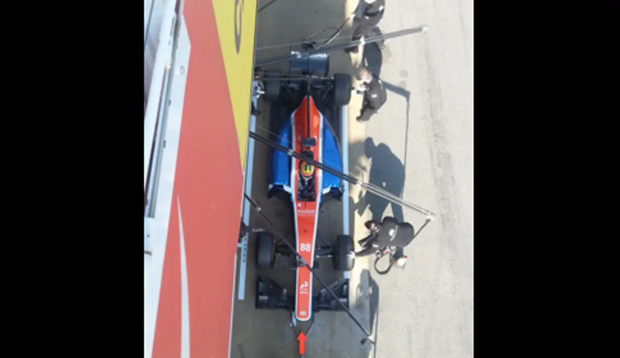 Mobil Manor Racing(MRT05) yang dikendarai Rio Haryanto saat kembali ke pit. Rio Haryanto mencatat waktu tercepat 1 menit 28,266 detik pada sesi terakhir tes pramusim di Sirkuit Catalunya, Barcelona, Spanyol, Kamis (25/2/2016). (Bola.com/Twitter)