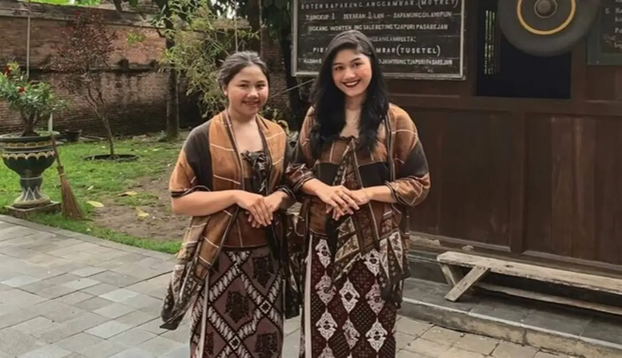 Momen-momen kebersamaan Erina dan Shania sangat menarik untuk diikuti. Termasuk melihat momen keakraban keduanya ketika mengenakan busana adat Jawa. Keduanya terlihat kompak dan serasi sebagai adik kakak. (Liputan6.com/IG/erinagudono)