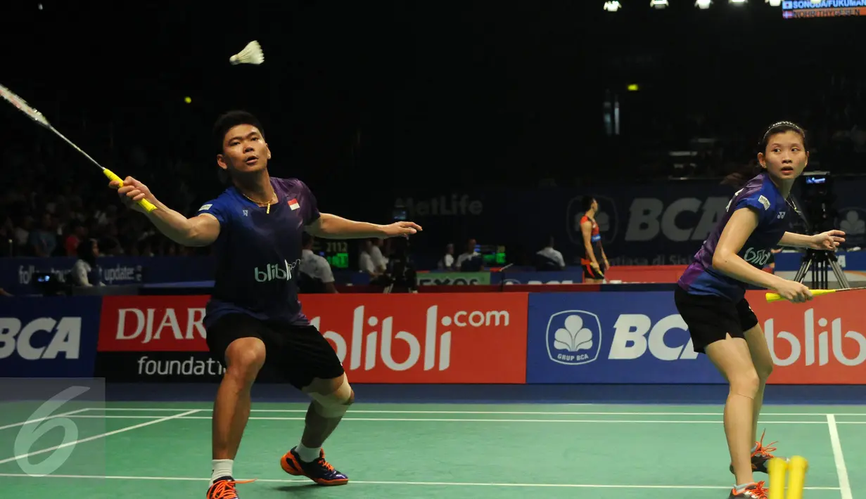 Pebulutangkis Indonesia, Praveen Jordan/Debby Susanto mengembalikan bola ke arah Lu Kai/Huang Yaqiong (China) di BCA Indonesia Open 2016 di Istora Senayan, Jakarta, Selasa (31/5/2016). Praveen/Debby kalah 15-21, 10-21. (Liputan6.com/Helmi Fithriansyah)