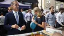 Gubernur Bank Inggris, Carney singgah untuk membeli makan siang di Whitecross Street Market di London, Selasa (13/9). Carney menunjukkan kepada penjual tentang kelebihan uang keluaran baru Bank Inggris. (REUTERS / Stefan Wermuth)