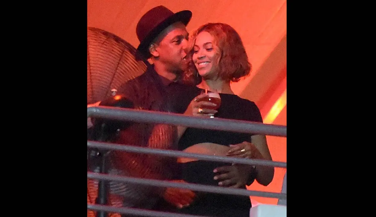 Beyonce dan Jay Z terlihat mesra di belakang panggung di Made In America Festival, Senin (1/9/14). (Dailymail)
