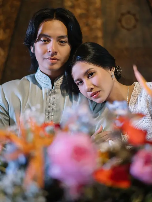 <p>Tampil sederhana dalam balutan kebaya dan dan baju semi Melayu, begini penampilan Angga Yunanda dan Shenina Cinnamon. [Instagram. Shenina Cinnamon]</p>