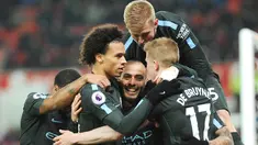 Pemain Manchester City, David Silva bersama rekan setimnya merayakan gol ke gawang Stoke City pada pertandingan pekan ke-30 Premier League di bet365 Stadium, Selasa (13/3). David Silva memborong dua gol kemenangan Manchester City. (AP/Rui Vieira)