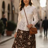 Kombinasi warna atasan brokat dan bawahan batik (Gambar oleh Gemini AI).