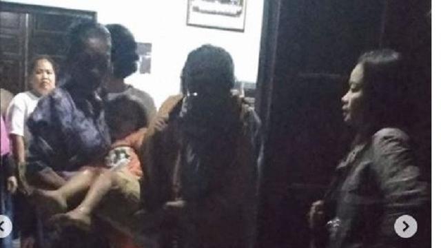Tega, Ibu Seret Putrinya Pakai Sepeda Motor Sejauh 300 Meter