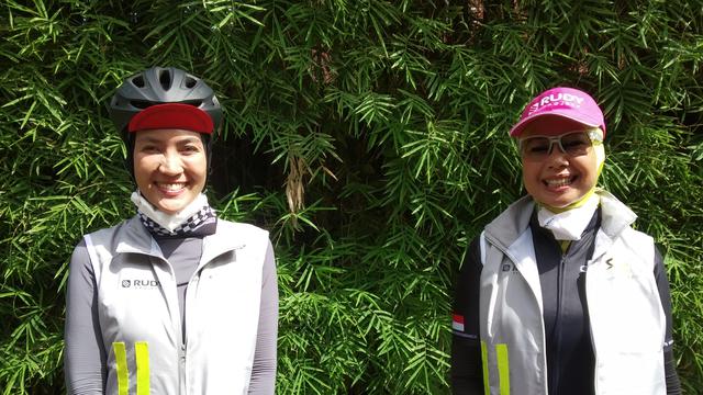 Steffy Burase bersepeda