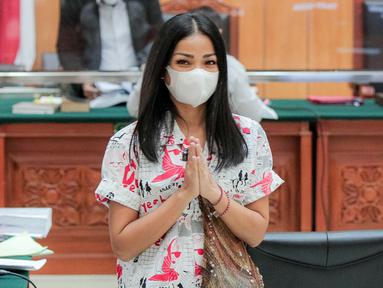 Aktris Nirina Zubir memberikan isyarat saat menghadiri sidang lanjutan kasus mafia tanah di Pengadilan Negeri Jakarta Barat, Jakarta, Selasa (7/6/2022). Sidang lanjutan kali ini masih beragendakan mendengarkan keterangan dari saksi. (Liputan6.com/Faizal Fanani)