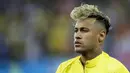 Striker Brasil, Neymar, tampil dengan rambut baru saat melawan Swiss pada laga Grup E Piala Dunia di Rostov Arena, Rostov-on-Don, Minggu (17/6/2018). Kedua negara bermain imbang 1-1. (AP/Andre Penner)