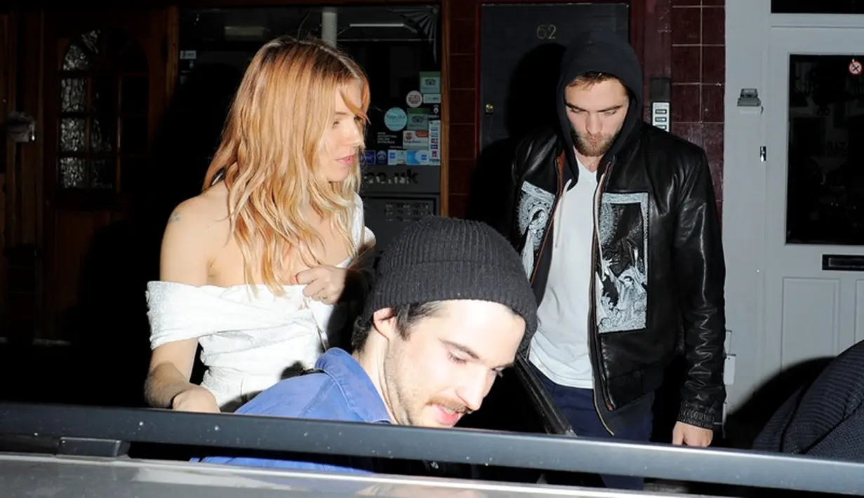 Sebelumnya Rob sendiri dikabarkan miliki hubungan yang romantis dengan Sienna Miller. (laineygossip)