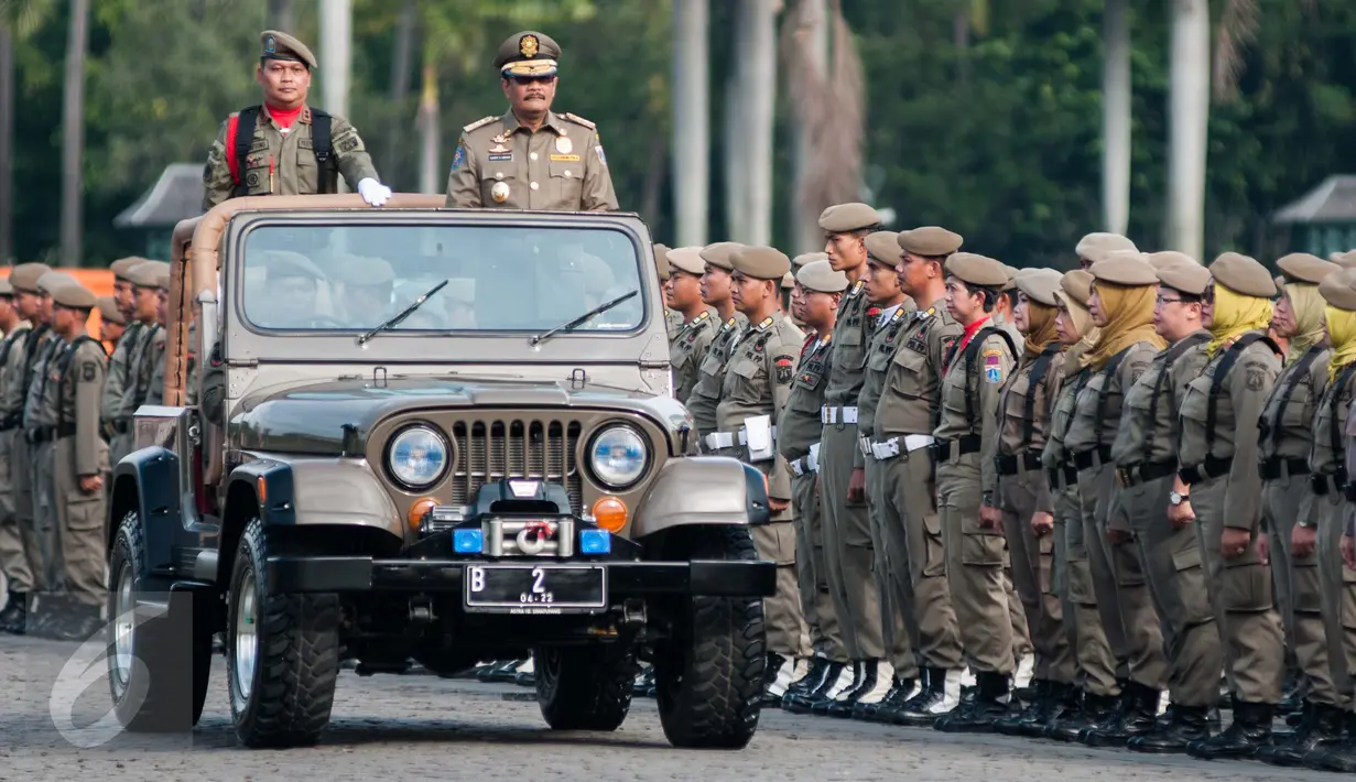Wakil Gubernur DKI Jakarta Djarot Saiful Hidayat saat menghadiri upacara hari jadi ke-67 Satpol PP dan ke-55 Satlinmas di Jakarta, Kamis (27/4). (Liputan6.com/Gempur M. Surya)
