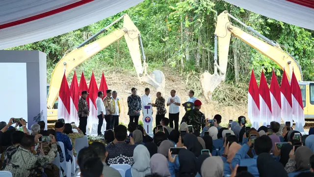 Presiden Joko Widodo (Jokowi) melakukan groundbreaking Kampus Program Doktor Internasional Universitas Gunadarma (UG) di kawasan Edutown, Ibu Kota Nusantara (IKN), Selasa (4/6/2024). (Foto: Istimewa)