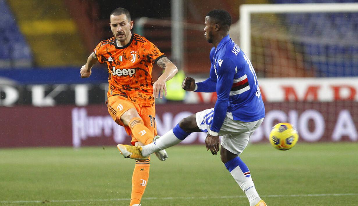 Bek Juventus, Leonardo Bonucci, menendang bola saat melawan Sampdoria pada laga Liga Italia di Stadion Luigi Ferraris, Sabtu (30/1/2021). Juventus menang dengan skor 2-0. (Tano Pecoraro/LaPresse via AP)