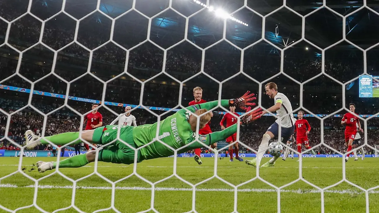 Foto Piala Eropa: Singa Berhasil Menjinakan Dinamit, Inggris Hadapi Italia di Final Euro 2020