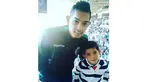 Martunis foto bersama Cristiano Ronaldo Jr. anak dari Cristiano Ronaldo saat menonton laga Real Madrid melawan Getafe di Stadion Santiago Bernabeu, Spanyol. Martunis adalah anak aceh yang diangkat anak oleh Cristiano Ronaldo. (Istimewa)