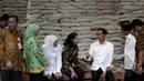 Presiden Joko Widodo (ketiga dari kanan) berbincang dengan beberapa menteri Kabinet Kerja saat meninjau Gudang Beras Bulog, Jakarta, Rabu (25/2/2015). Presiden Jokowi  memerintahkan Bulog menggelontorkan semua stok beras. (Liputan6.com/Faizal Fanani)