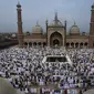 Umat muslim melaksanakan salat Idul Adha di Masjid Jama, New Delhi, India, 10 Juli 2022. Umat muslim seluruh dunia merayakan Idul Adha atau Hari Raya Kurban untuk memperingati kesediaan Nabi Ibrahim mengorbankan putranya. (AP Photo/Manish Swarup)