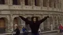Terbebas dari teror Paris yang mengerikan, Kartika menunjukan rona bahagianya dengan mengunggah video dirinya loncat dengan bahagia di depan colloseum.  (Via Instagram/@kartikaputriworld)