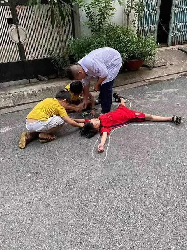 6 Potret Aksi Nyeleneh Anak saat Menjiplak Gambar, Ada yang Pakai Kucing