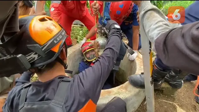 Tim rescue Damkar Posko Cibadak, Kabupaten Sukabumi saat mengevakuasi jasad balita dalam sumur di Kampung Warungkawung, Desa Cisarua, Kecamatan Nagrak. (Liputan6.com/Fira Syahrin).