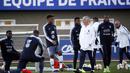 Pelatih Prancis, Didier Deschamps, saat sesi latihan jelang laga kualifikasi Piala Eropa 2020 di Clairefontaine, Paris, Rabu (20/3). Prancis akan berhadapan dengan Moldova. (AP/Christophe Ena)